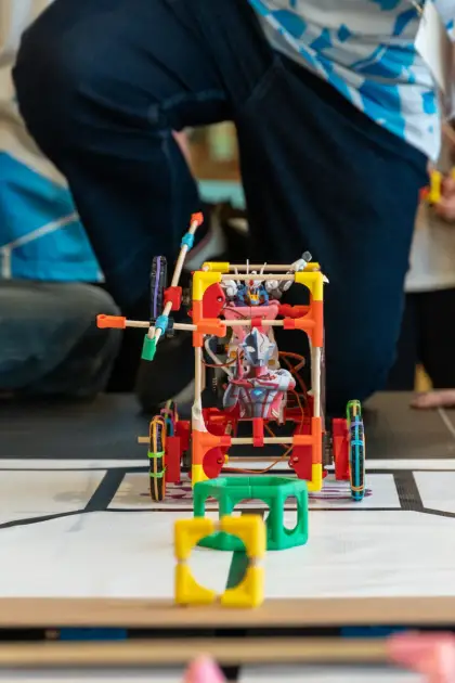 A red robot mid-run on the course