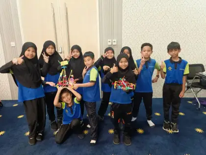 Pupils in Brunei show their builds