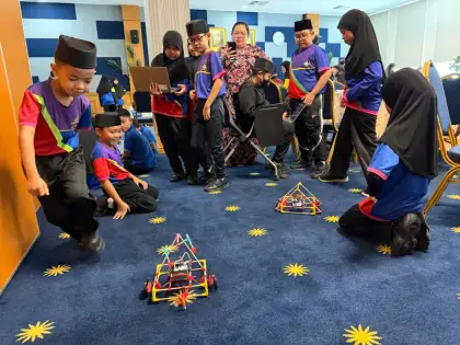 Racing robots on the starry carpet